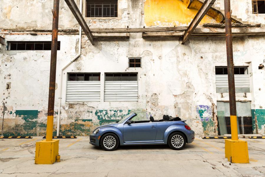  Volkswagen Beetle Final Edition Convertible 2018 года  (NA) (фото 14 из 15)